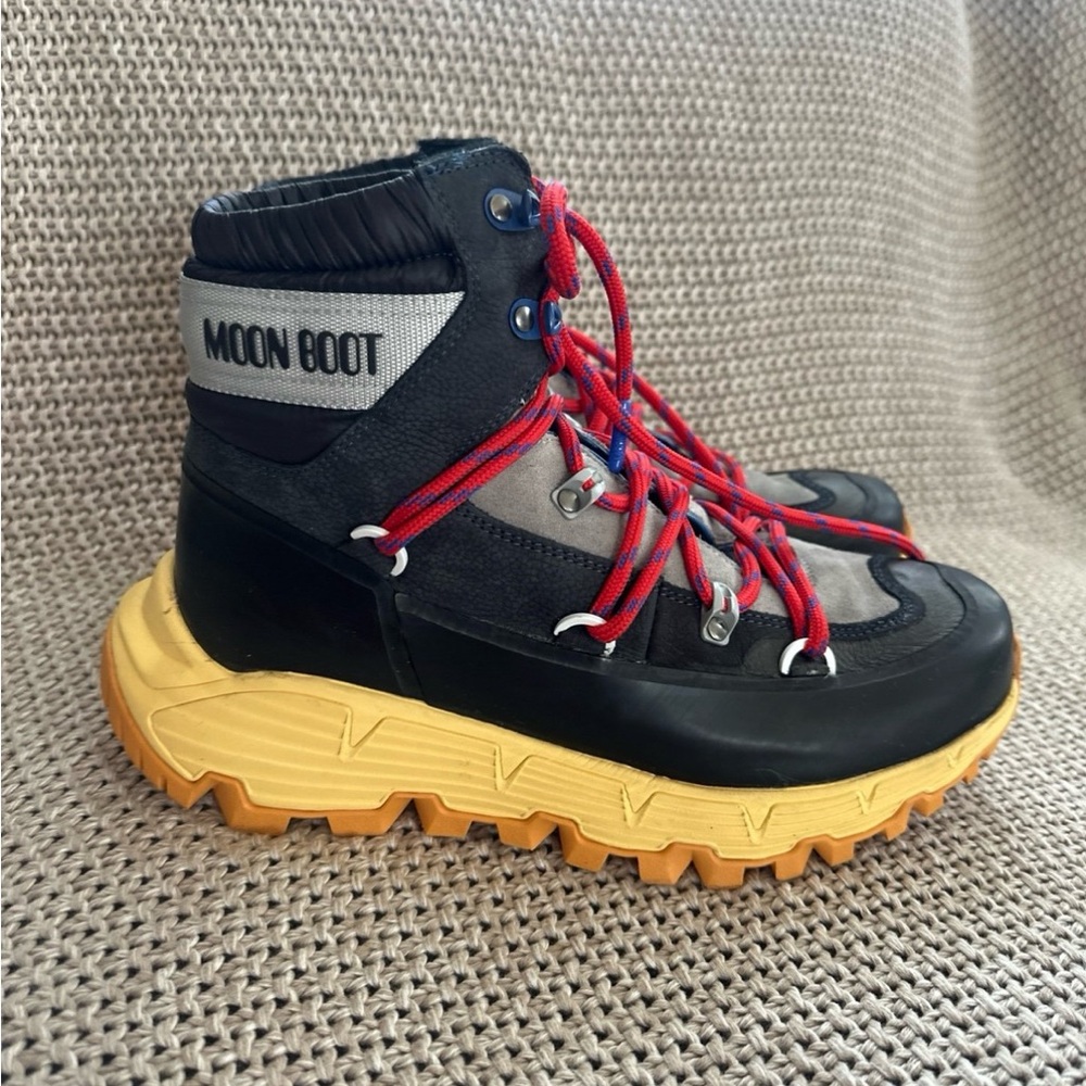 Moon Boot
Lace-up Ankle Boots